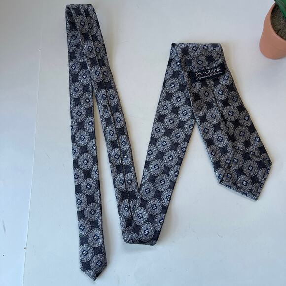 JOS A BANK Signature Collection Mens Tie Gray Floral Textured 100% Silk 3.75" - Picture 2 of 8